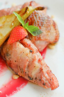 armut, çilek sosu ve deniz ürünleri ile lezzetli yemek