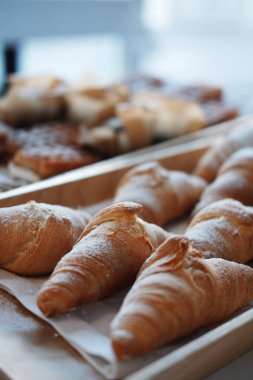 Ahşap tepside taze pişmiş kruvasan ların yakından görünümü