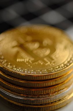 Bitcoins ve Yeni Sanal para kavramı. B simgesi harfi ile altın sikkeler