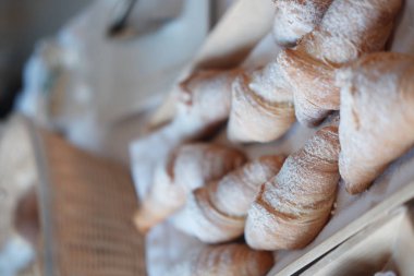 Ahşap tepside taze pişmiş kruvasan ların yakından görünümü