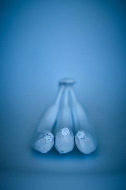 Mavi arka planda mavi muzlar. Minimal stil