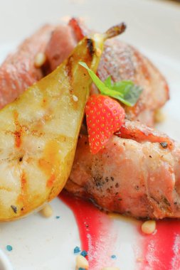 armut, çilek sosu ve deniz ürünleri ile lezzetli yemek