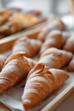 Ahşap tepside taze pişmiş kruvasan ların yakından görünümü
