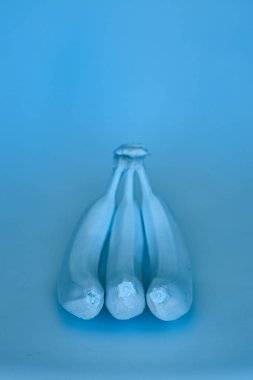 Mavi arka planda mavi muzlar. Minimal stil