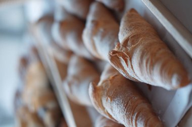 Ahşap tepside taze pişmiş kruvasan ların yakından görünümü