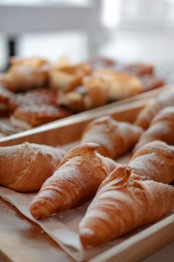 Ahşap tepside taze pişmiş kruvasan ların yakından görünümü