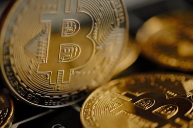 Bitcoins ve Yeni Sanal para kavramı. B simgesi harfi ile altın sikkeler