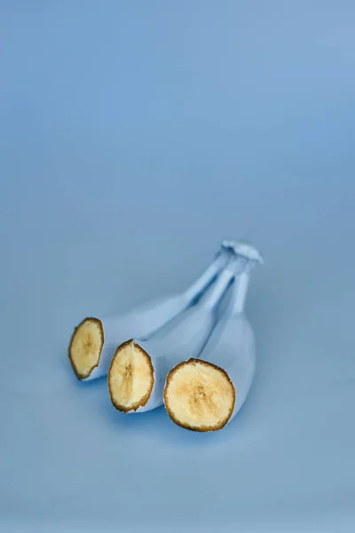 Φέτες Μπλε Μπανάνες Μπλε Φόντο Ελάχιστο Στυλ — Φωτογραφία Αρχείου