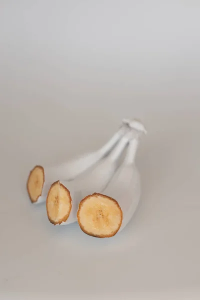 Нарезанные Белые Бананы Сером Фоне Минимальный Стиль — стоковое фото