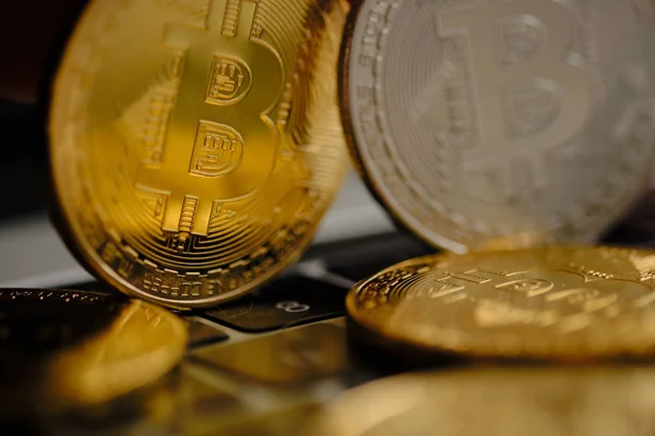 Bitcoins Virtuális Pénz Koncepció Golden Érmék Betűjellel Billentyűzet Laptop — Stock Fotó