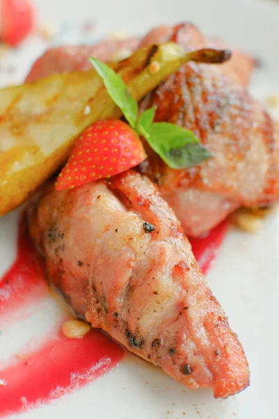 armut, çilek sosu ve deniz ürünleri ile lezzetli yemek