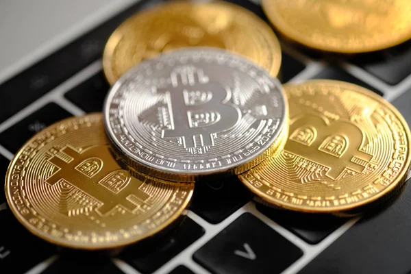 Bitcoins Virtuális Pénz Koncepció Golden Érmék Betűjellel Billentyűzet Laptop — Stock Fotó