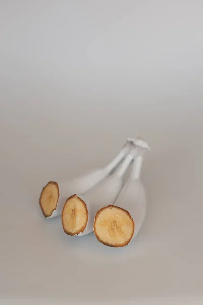 Нарезанные Белые Бананы Сером Фоне Минимальный Стиль — стоковое фото