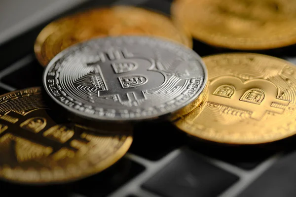Bitcoins Virtuális Pénz Koncepció Golden Érmék Betűjellel Billentyűzet Laptop — Stock Fotó