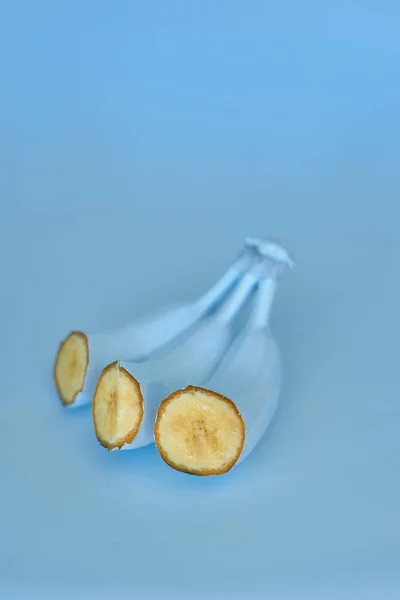 Φέτες Μπλε Μπανάνες Μπλε Φόντο Ελάχιστο Στυλ — Φωτογραφία Αρχείου