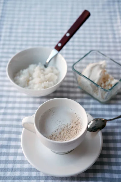 Biała Filiżanka Kawy Mlekiem Cukier Stole — Zdjęcie stockowe