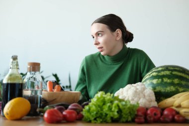 genç dalgın kadın ev iç mutfak masasında oturan