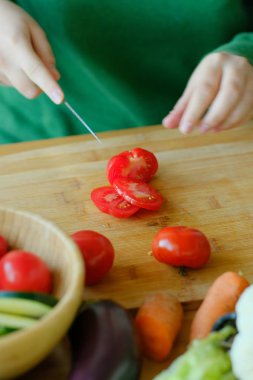 ev iç ahşap tahta üzerinde domates kesme kadın kırpılmış görünümü