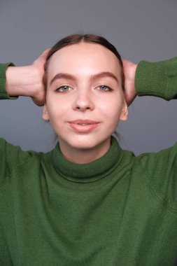 ev iç yeşil kazak genç kadın portresi