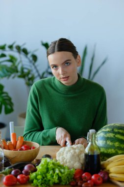 genç kadın ev iç sebze kesme