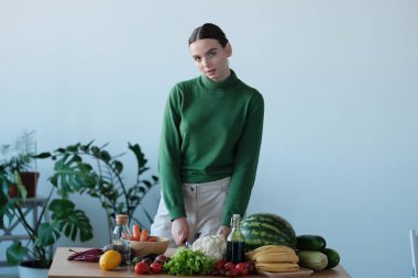 genç kadın ev iç sebze kesme