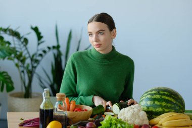 genç kadın ev iç sebze kesme