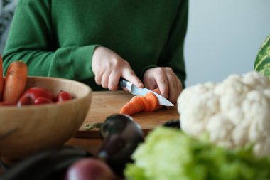 ev iç ahşap tahta üzerinde havuç kesme kadın kırpılmış görünümü