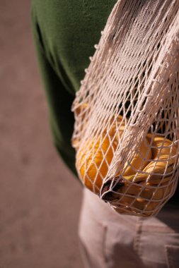 sokak dış muz ile dize çanta taşıyan kadın kırpılmış görünümü