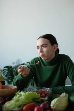 genç kız ev iç masada salata yeme