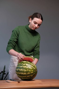 genç kadın ev iç olgun karpuz kesme