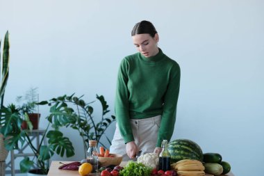 genç kadın ev iç sebze kesme