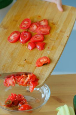 ev iç ahşap tahta üzerinde domates kesme kadın kırpılmış görünümü