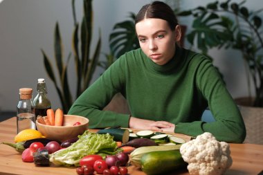 genç dalgın kadın ev iç mutfak masasında oturan