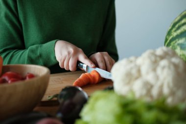 ev iç ahşap tahta üzerinde havuç kesme kadın kırpılmış görünümü