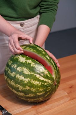 ev iç karpuz kesme kadın kırpılmış görünümü