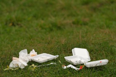 çeşitli plastik çöp kırsal yeşil çayır kalır