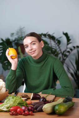 ev iç mutfak masasına limon tutan genç kadın