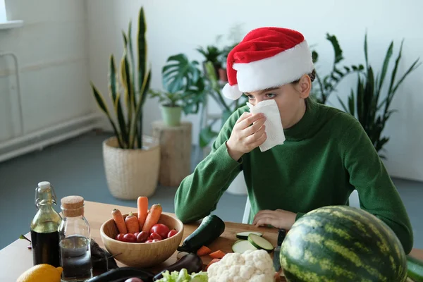 Ung Kvinna Santa Hatt Sitter Vid Köksbordet Med Grönsaker Och — Stockfoto