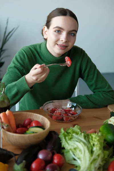 Jonge Vegan Vrouw Het Eten Van Salade Keuken Huis Interieur — Stockfoto