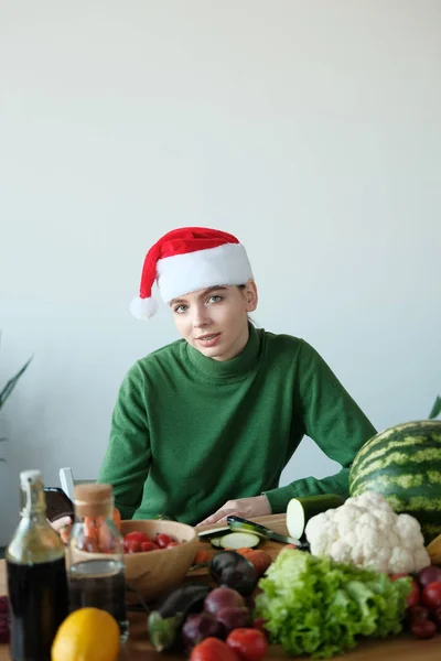 Ung Kvinna Santa Hatt Poserar Med Grönsaker Bordet Heminredning — Stockfoto