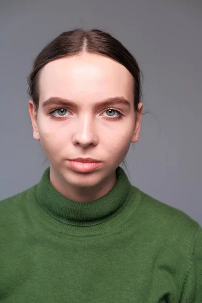 Retrato Mujer Joven Bonita Suéter Verde Interior Del Hogar — Foto de Stock