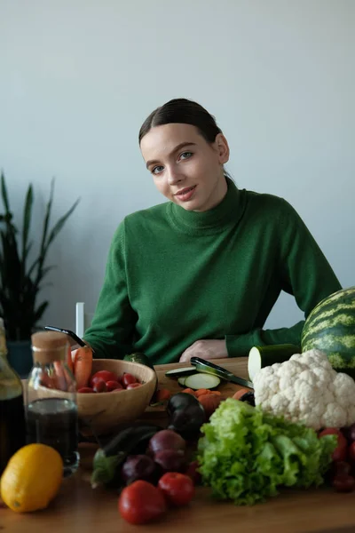 Giovane Donna Vegana Utilizzando Telefono Tavolo Della Cucina Con Verdure — Foto Stock