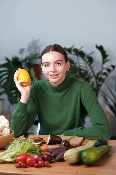 Jovem Menina Vegetariana Alegre Segurando Limão Mesa Com Legumes Casa — Fotografia de Stock