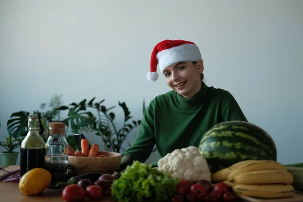 Ung Kvinna Santa Hatt Med Telefon Köket Medan Matlagning Heminredning — Stockfoto