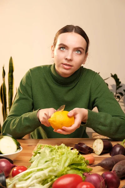 Young Woman Cutting Lemon Home Interior — Stock Photo, Image