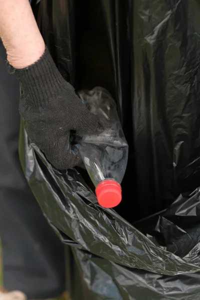 Persona Recogiendo Botella Basura Plástico Primer Plano — Foto de Stock