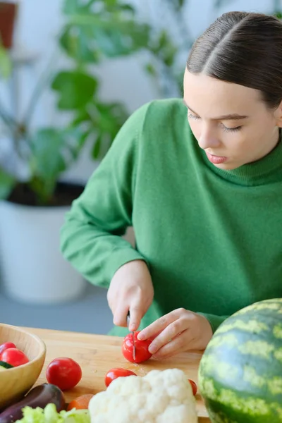 Alegre Chica Vegana Cortar Tomates Con Cuchillo Interior Del Hogar — Foto de Stock
