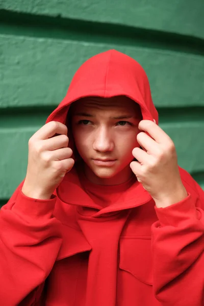 Stylischer Lässiger Teenager Mit Modischem Roten Kapuzenpulli — Stockfoto