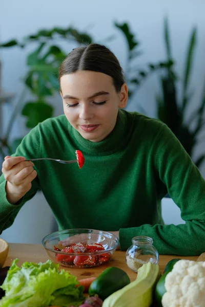 Vegan Menina Adolescente Comer Salada Cozinha Casa Interior — Fotografia de Stock