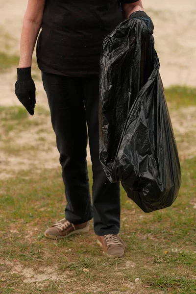 Persona Recogiendo Bolsa Basura Plástico Campo Prado Verde — Foto de Stock